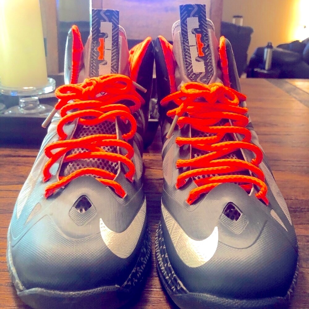 LEBRON 10 'BHM' size 9.5 9.8/10